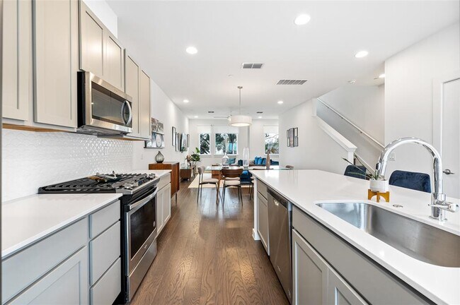 Building Photo - 814 N Bluff Dr