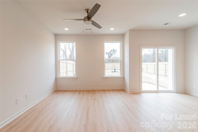 Building Photo - 2719 Capitol Dr