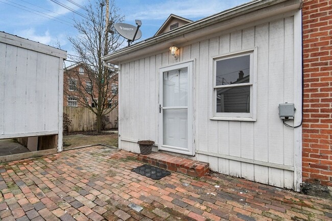 Building Photo - Stunning and Spacious 3 Bedroom House