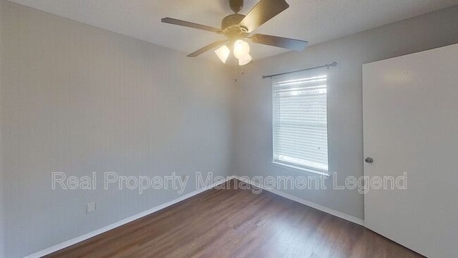 Building Photo - 701 S Valentine Dr