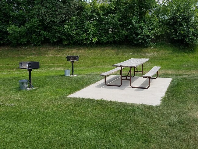 Building Photo - Remodeled 2 Bedroom