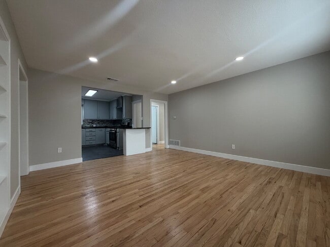 Building Photo - Fully renovated 2 bed 2 bath in the Medical District
