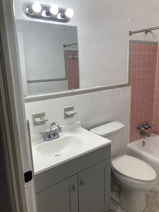 Building Photo - 3 Bed 1 Bath | Carport | Washer/Dryer Hook...
