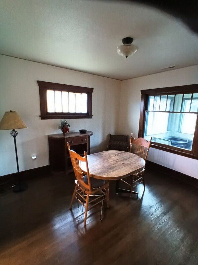 Building Photo - Fully furnished will all utilities included! 2 bed/1 bath, washer & dryer, central location! Shor...