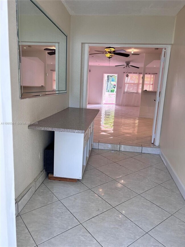 Building Photo - 839 S Highland Dr