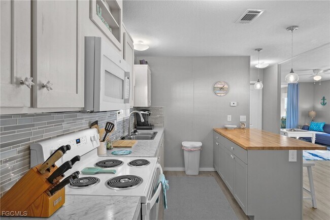 Building Photo - 1747 Beverly Dr