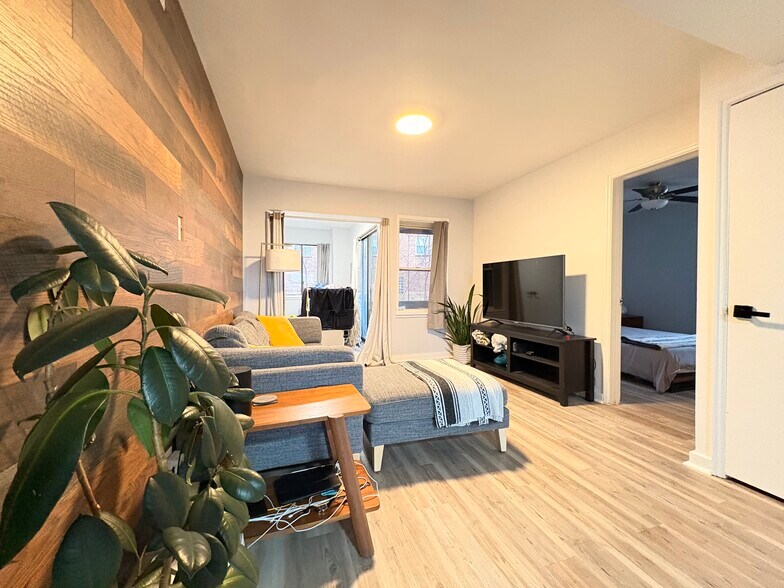 Building Photo - 5737 Hobart St