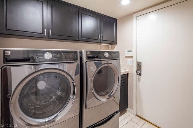 Building Photo - 8856 Rainbow Ridge Dr