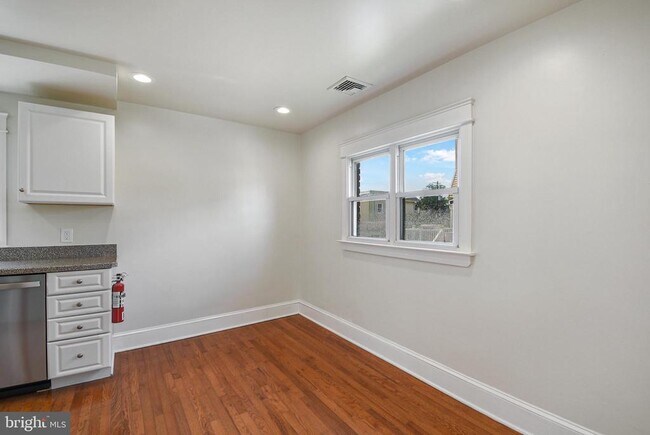 Building Photo - 111 W Sylvan Ave