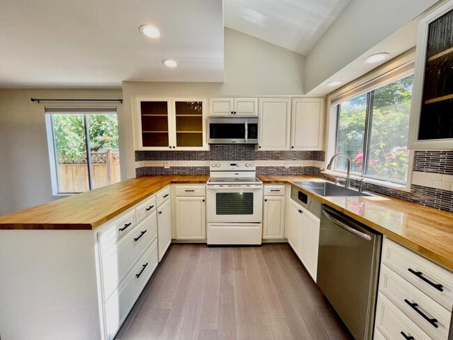 Building Photo - 2 bedroom in Kirkland WA 98034