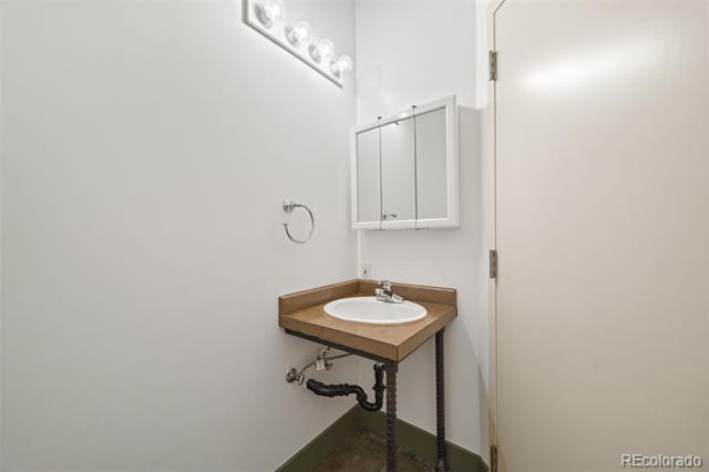 Building Photo - 1777 E 39th Ave