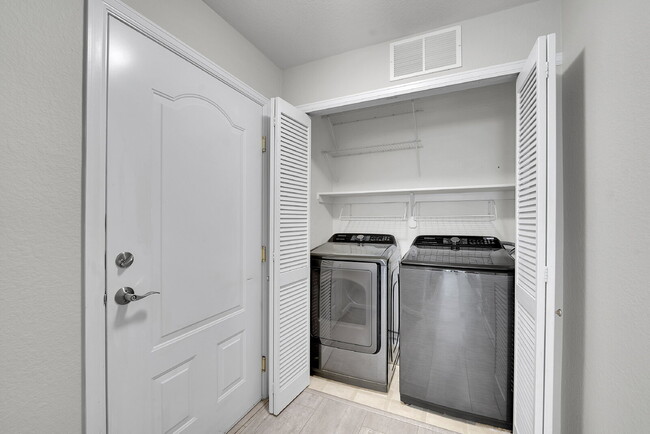 Building Photo - $1,850, 1 bed, 1 bath, located in Arvada w...