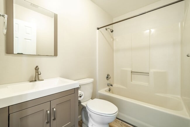 Building Photo - Beautiful 3 bedroom 2 bath house w/attached garage.