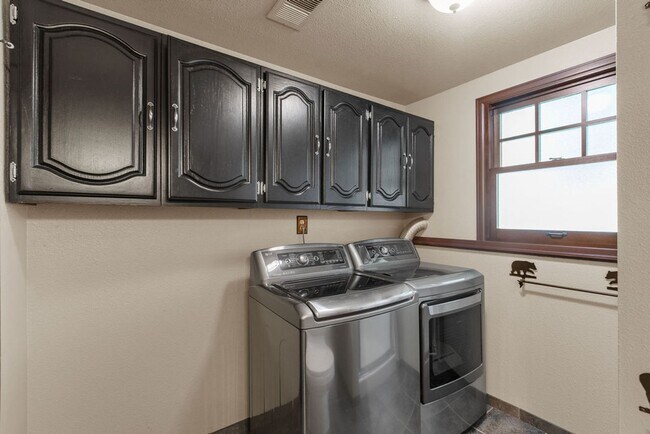 Building Photo - 4 bed, 2 bath, large yard available in Woo...