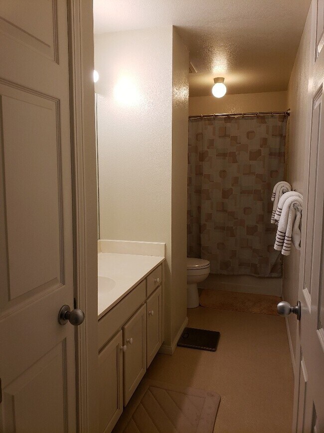 Building Photo - Beautiful Fully Furnished Condo