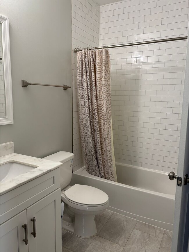 Building Photo - Beautiful Home Conveniently Located in Alexandria w/ Lower Level Suite