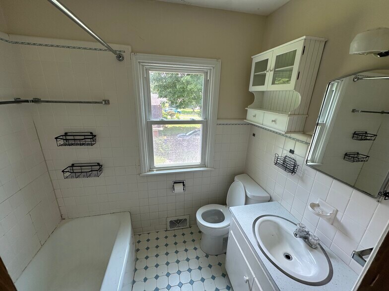 Building Photo - 1724 Kenton St