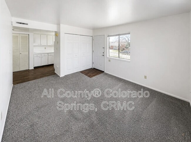 Building Photo - 1105 Cree Dr