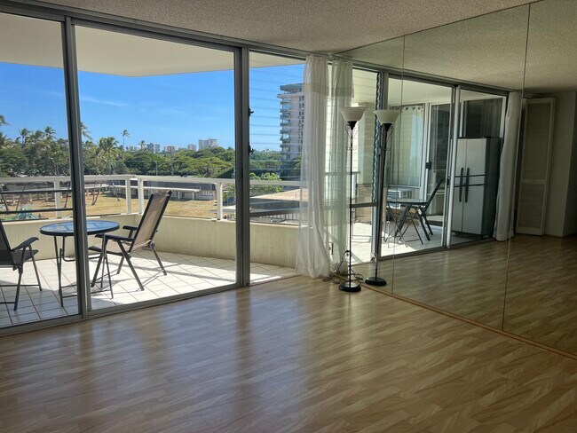 living area - 2600 Pualani Way