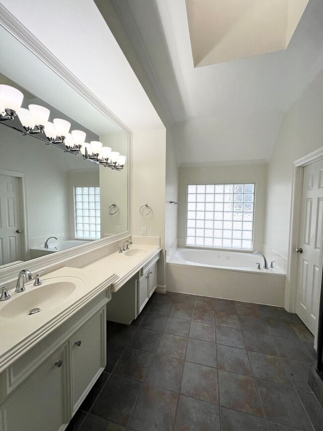 Building Photo - Stunning 4/3/2 Townhome in the Museum District !!!