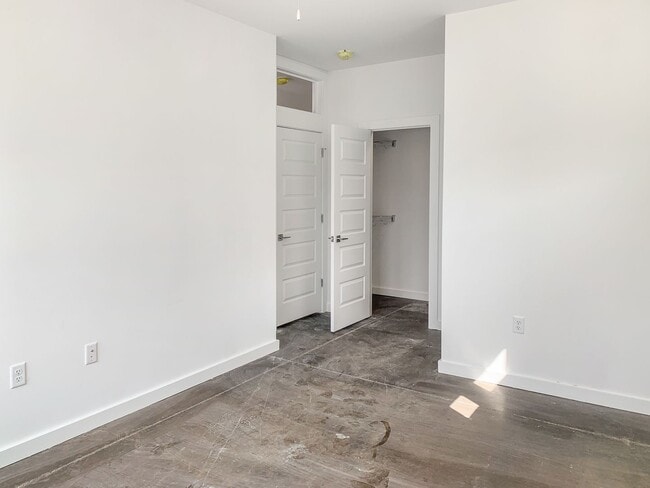 Building Photo - Modern 2 Bed, 2 Bath Condo with Fenced Yar...