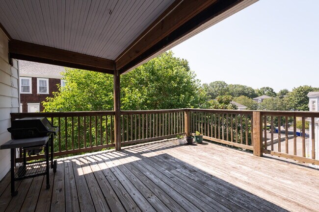 Building Photo - 1400 sf Fairmont Apartment with Washer/Dry...
