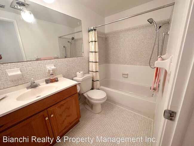 Building Photo - 2 br, 2 bath House - 1819 Shore Dr S #307