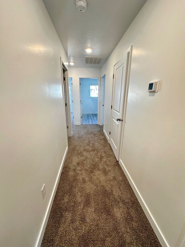 Building Photo - BRAND NEW Long Valley Home