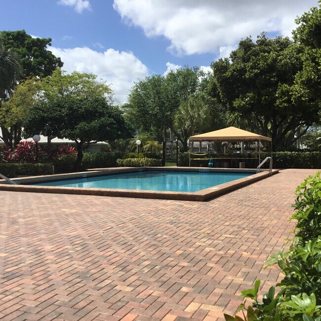 Building Photo - 4007 N Cypress Dr