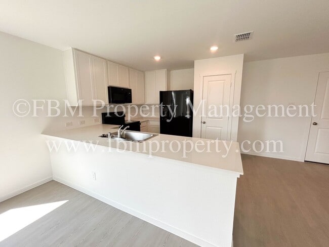 Building Photo - 644 W Criner St