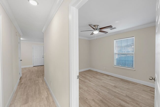 Building Photo - Discover Your Dream Apartment: Renovated 3-Bedroom, 2-Bath Apartment