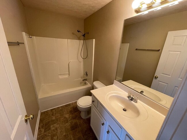 Building Photo - Fantastic Home in Shelbyville!