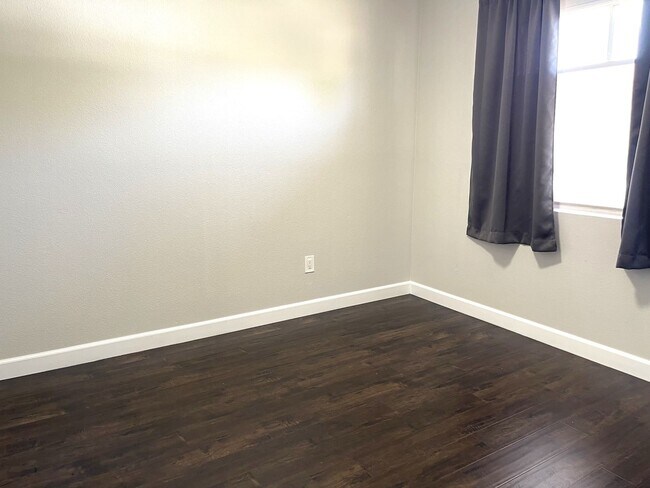 Building Photo - 1525 W Country Club Ln