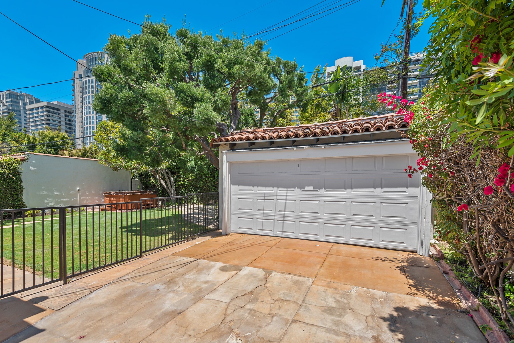 Building Photo - 10733 Wellworth Ave