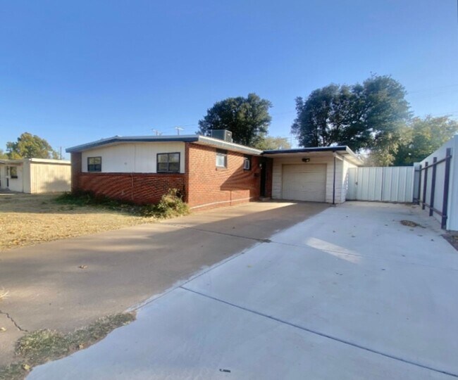 Building Photo - Now accepting section 8!