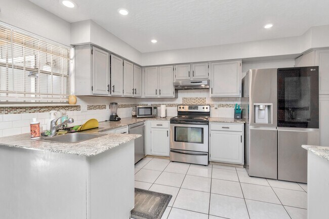 Building Photo - 5837 W Sunforest Dr