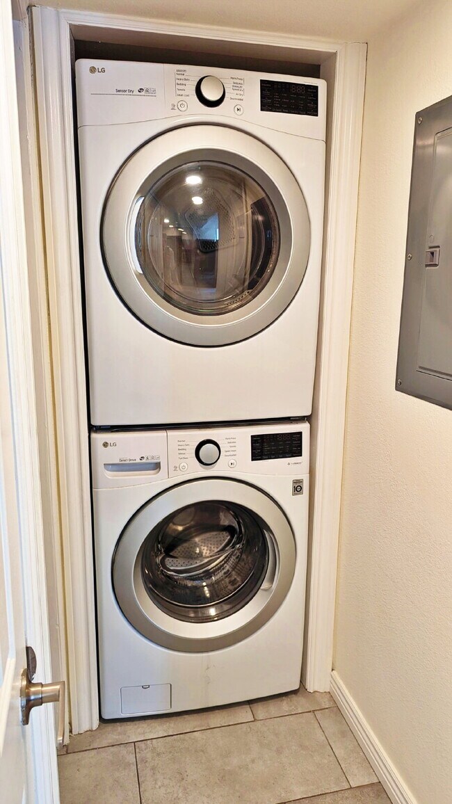 Building Photo - SO MUCH LIGHT! Beautifully Updated Smart Home 2Bd 2Bth 2nd Floor End Unit Condo in Aurora Schools