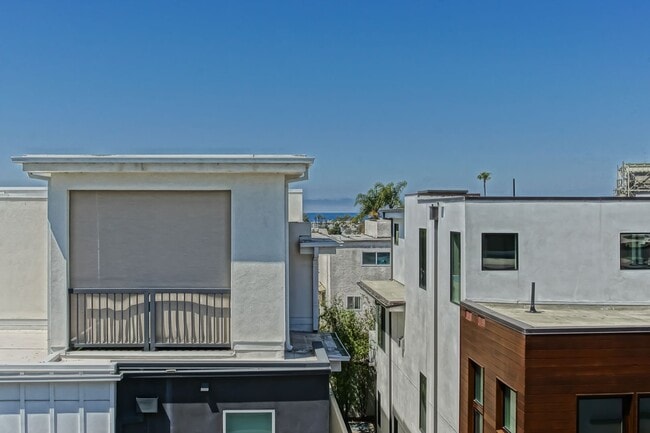 Building Photo - Custom, Modern & Spacious Tri-Level Home w...