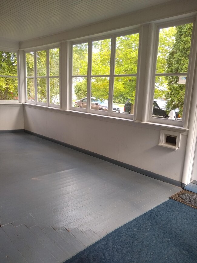 Building Photo - 1007 Dewey Ave NE