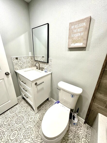 Full Bathroom - 3029 E Missouri Ave