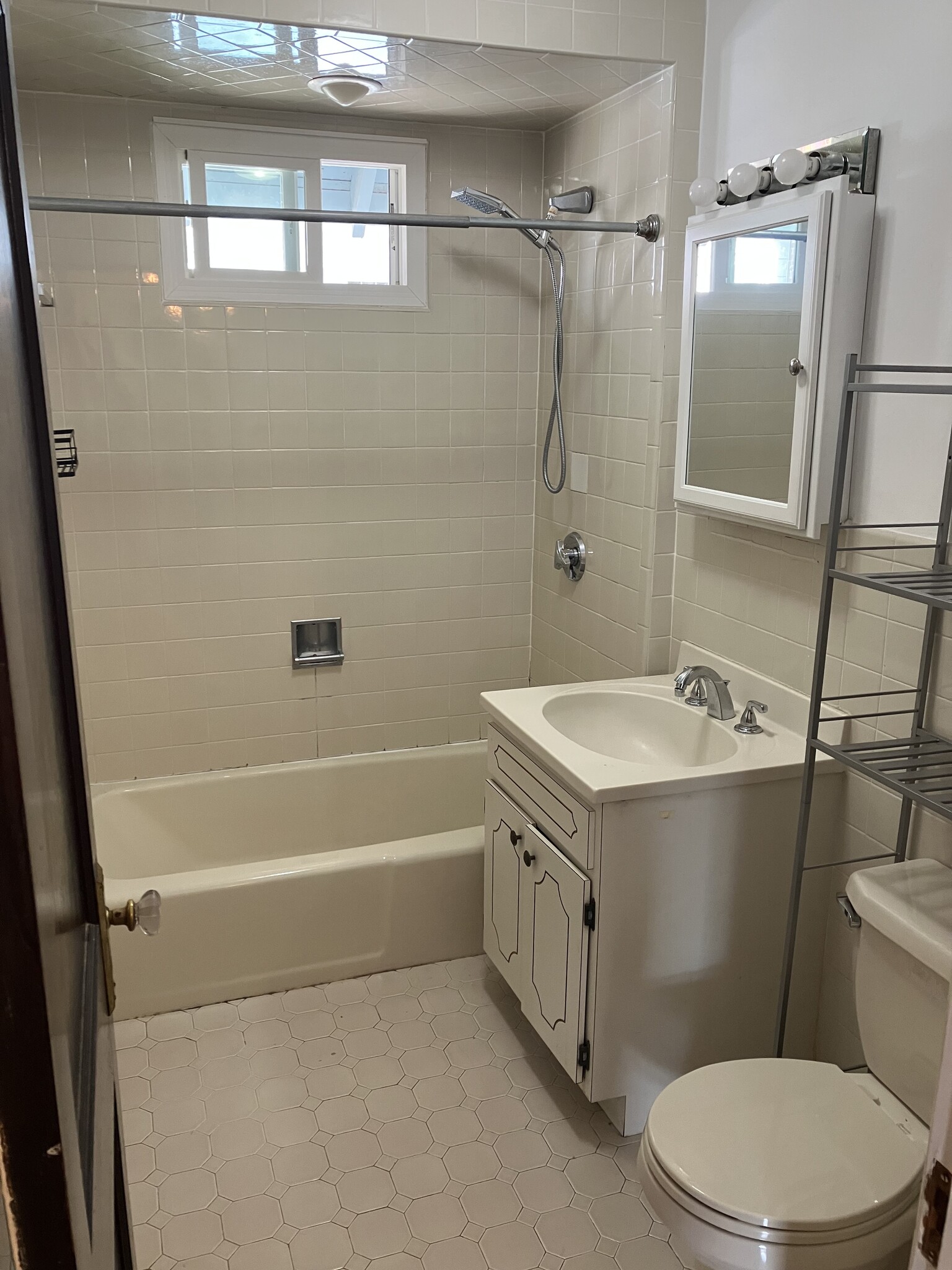 Building Photo - 93 Hillside Rd