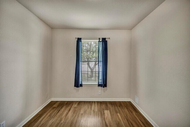 Building Photo - 216 Meadowside Dr