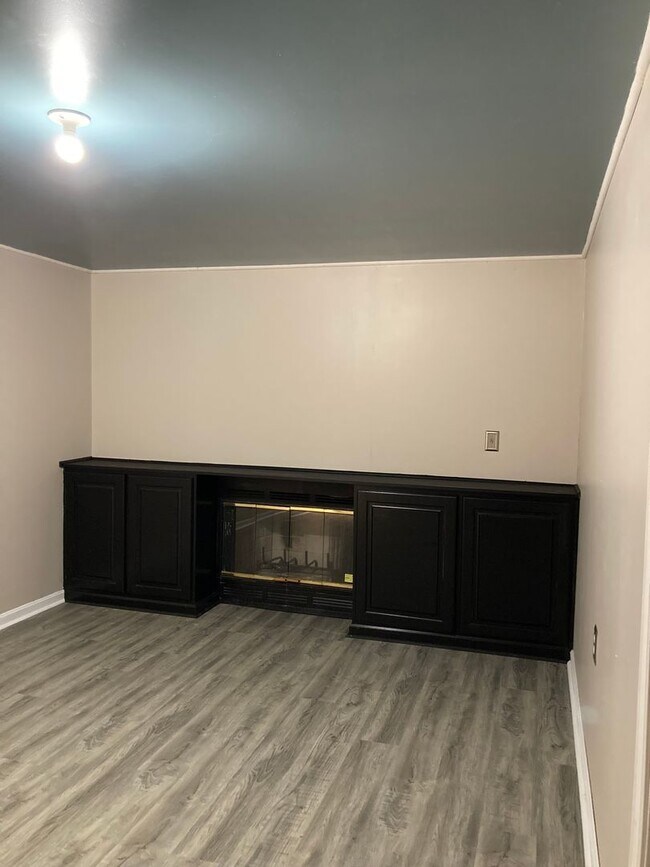 Building Photo - **Backyard offers Country Setting in City ...