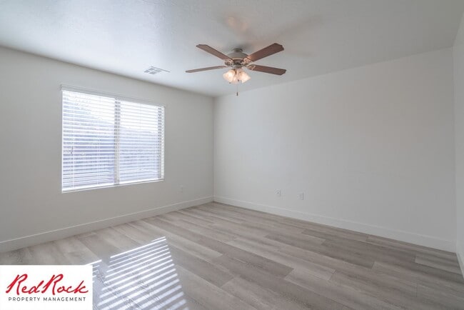 Building Photo - 4 Bed/2.5 Bath Townhome in Desert Bluff!
