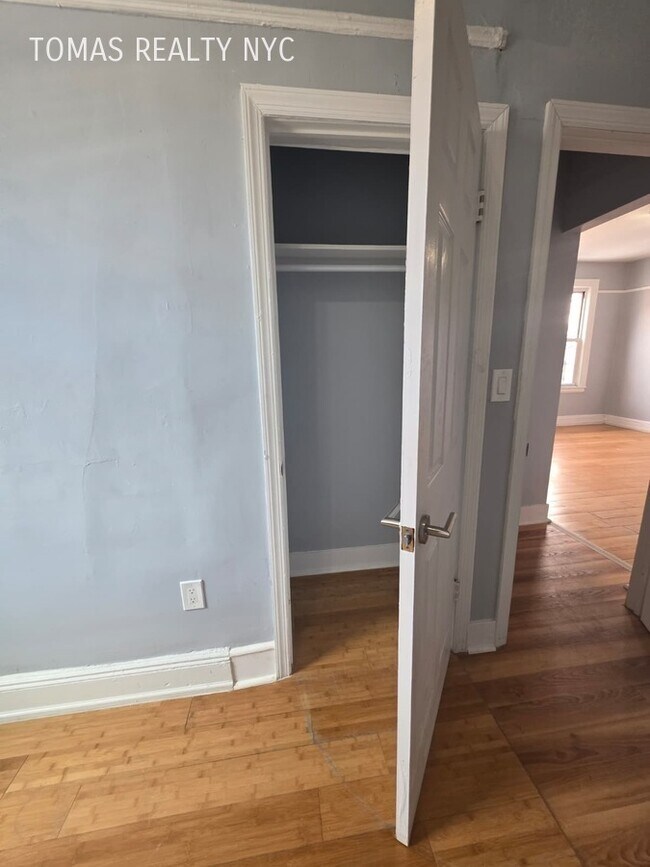 Building Photo - 16 Sherwood Ave