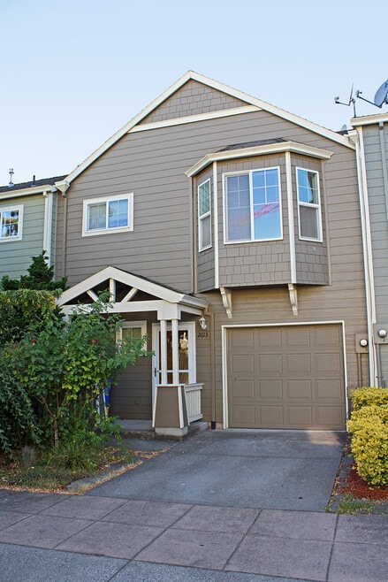 Building Photo - 2613 NE 6th Pl