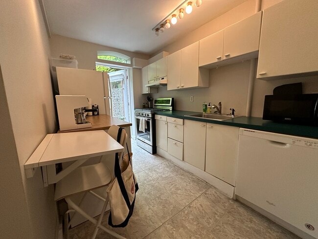 Building Photo - 33 Grove St