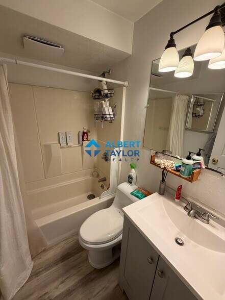 Building Photo - 210 Hemenway St