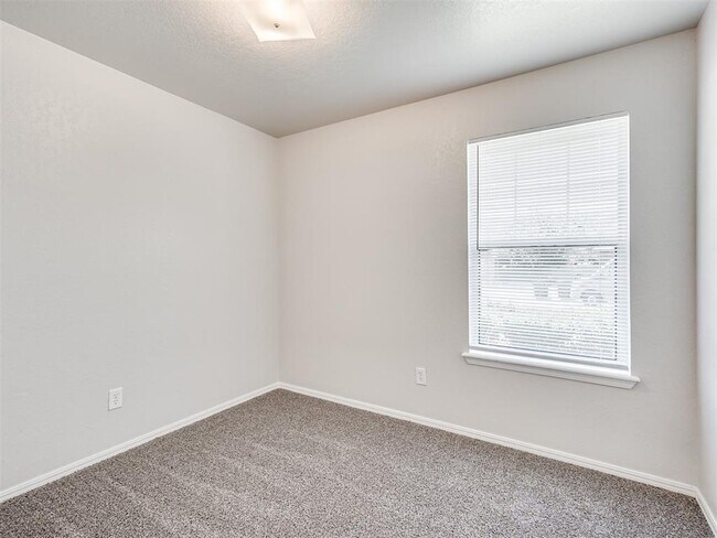 Building Photo - 949 N Windermere Dr