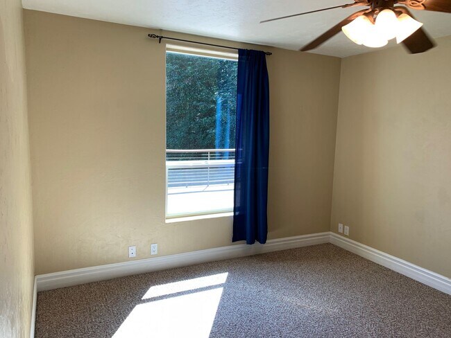 Building Photo - 5 bedroom 3 bathroom gorgeous house with v...